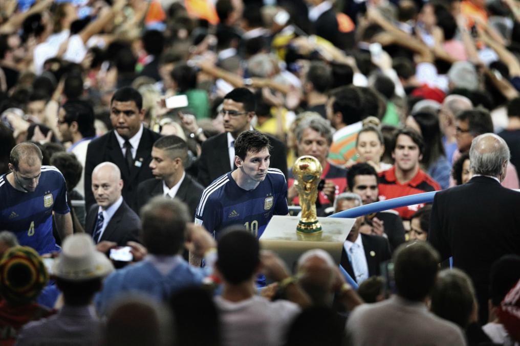 Messi Photos - Messi stares at the World Cup trophy