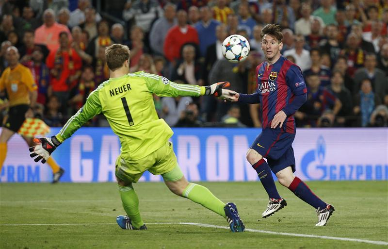 Lionel Messi chips Manuel Neuer.