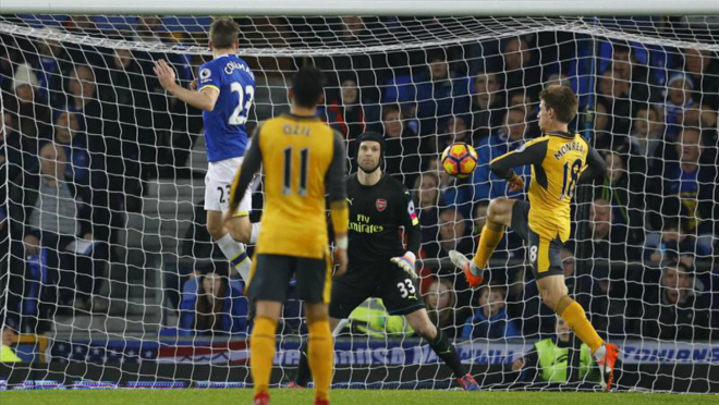 Arsenal lose to Everton, 2-1.