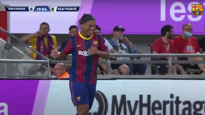 Ronaldinho en Barcelona vs Real Madrid Leyendas