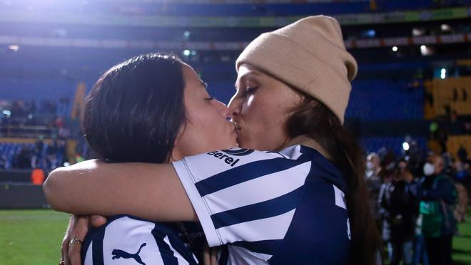 Beso de Rebeca Bernal y Janelly Farías
