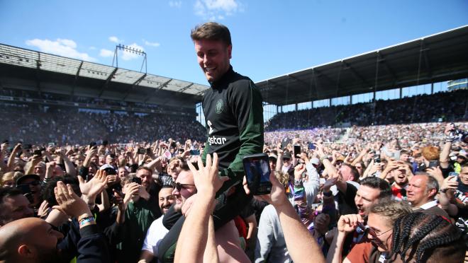 Fabian Hurzeler celebrates promotion with St. Pauli