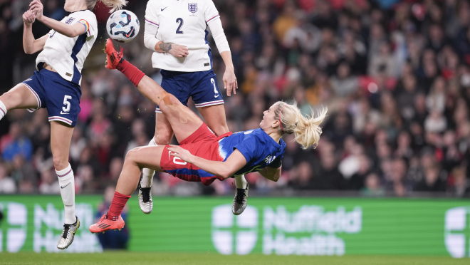 Lindsey Horan bicycle kick attempt vs. England