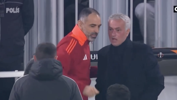 Mourinho handshake vs. Lyon