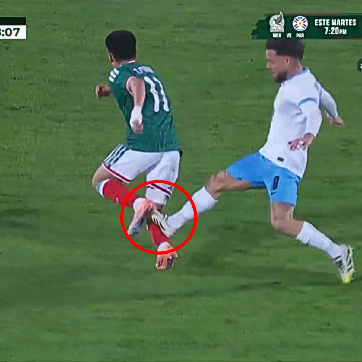 Nahitan Nández tackle on Gilberto Mora