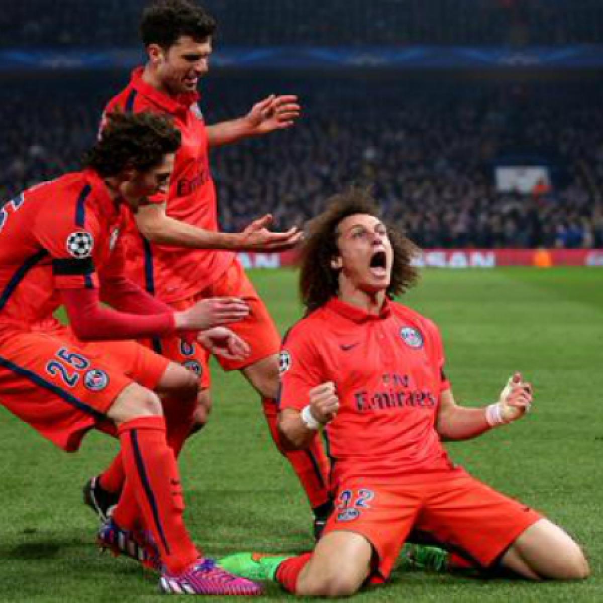 david luiz celebrates goal against chelsea champions league