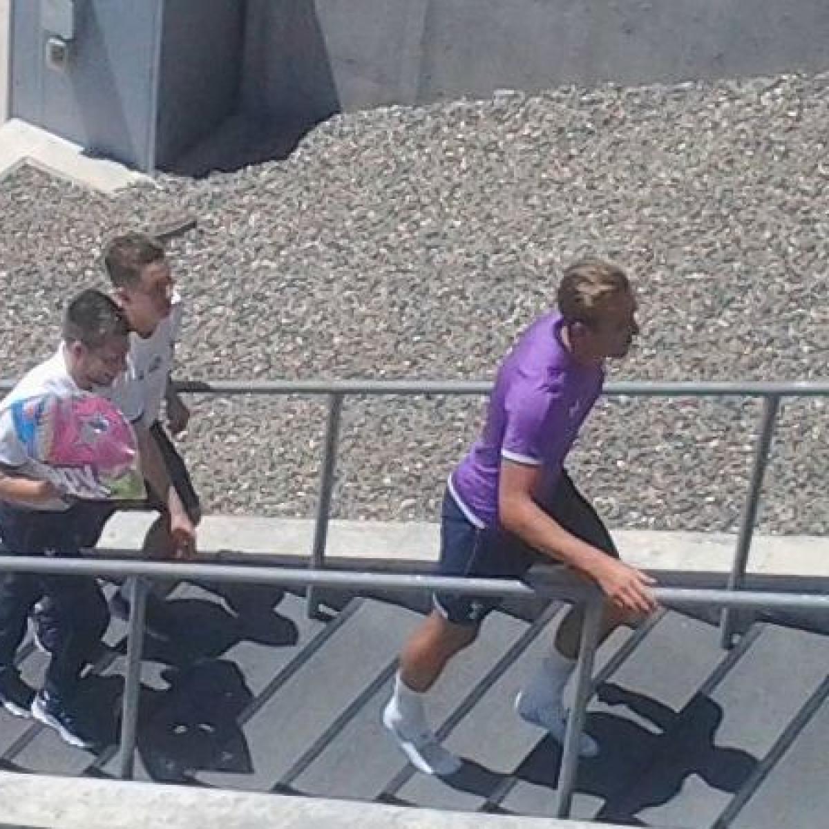 Harry Kane signs autographs for a long time 