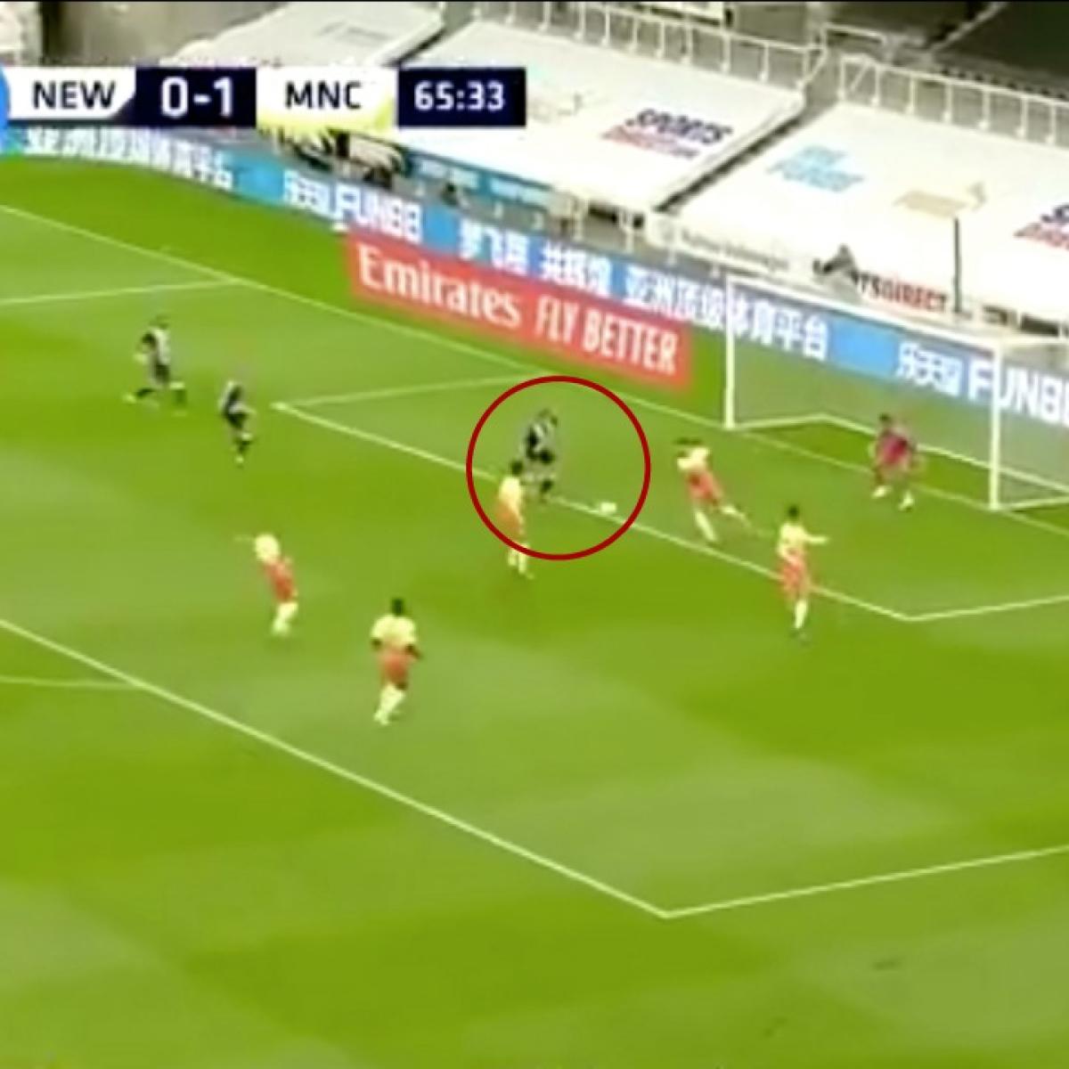 Dwight Gayle miss vs Man City