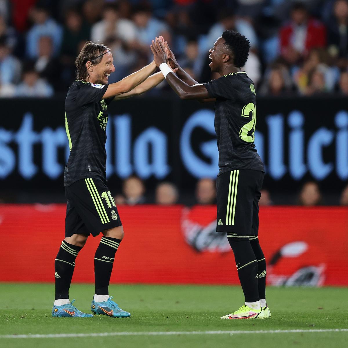 Celta Vigo Fans Applaud Modric