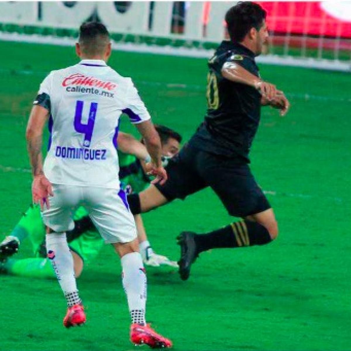 Carlos Vela dive