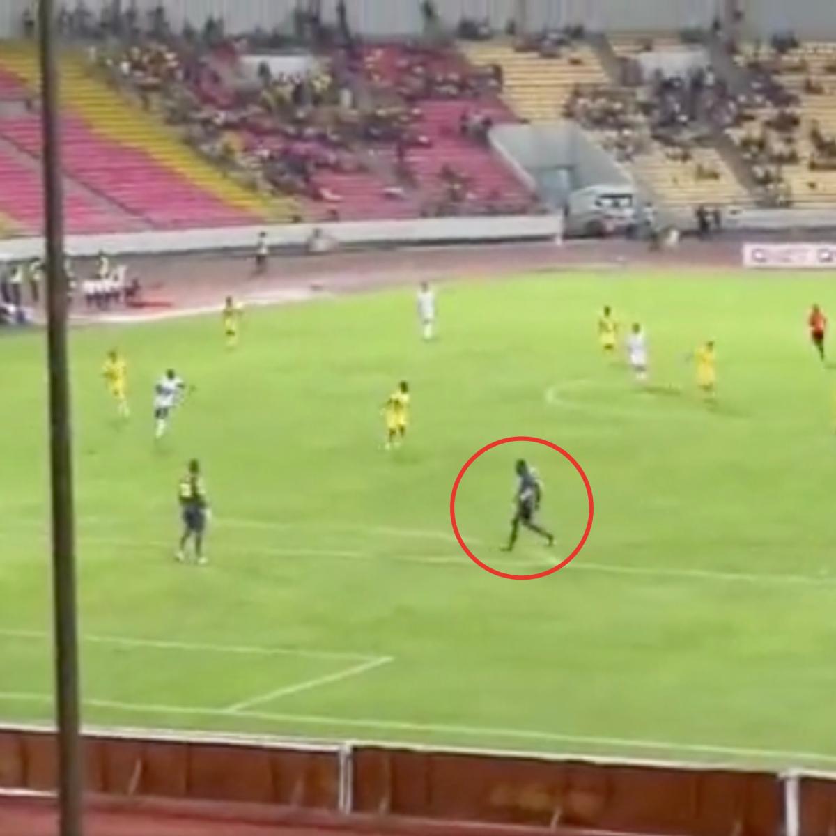 Fan attacks keeper during African Champions League match