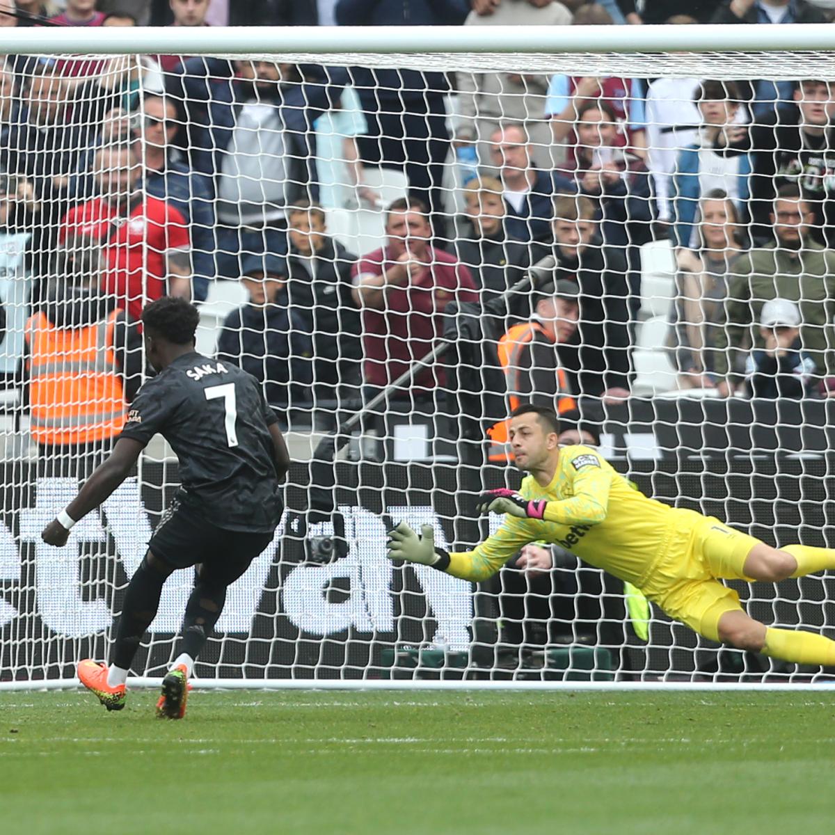 Bukayo Saka penalty miss vs West Ham