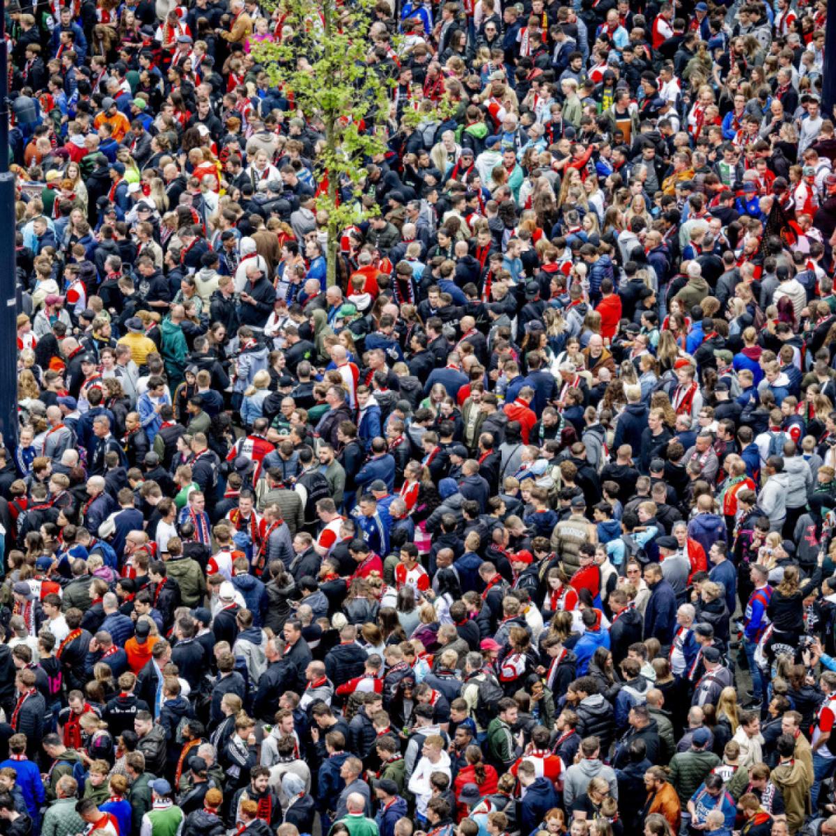 Feyenoord fans pack center of Rotterdam