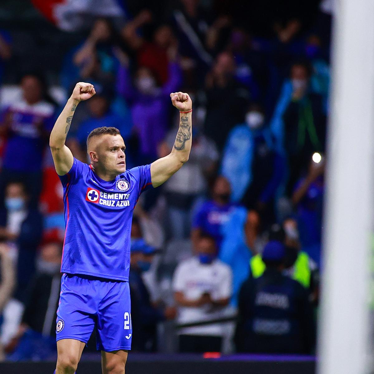 Cabecita Rodriguez celebrates his goal against Santos