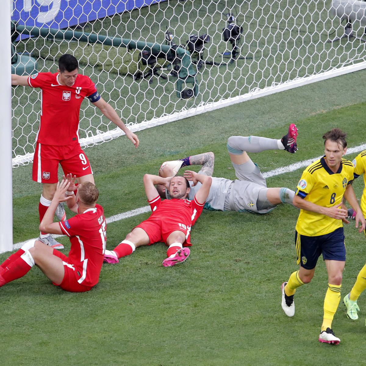 Lewandowski Hits Crossbar Vs Sweden