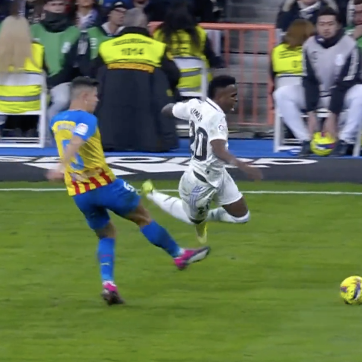 Gabriel Paulista Vini Jr Tackle