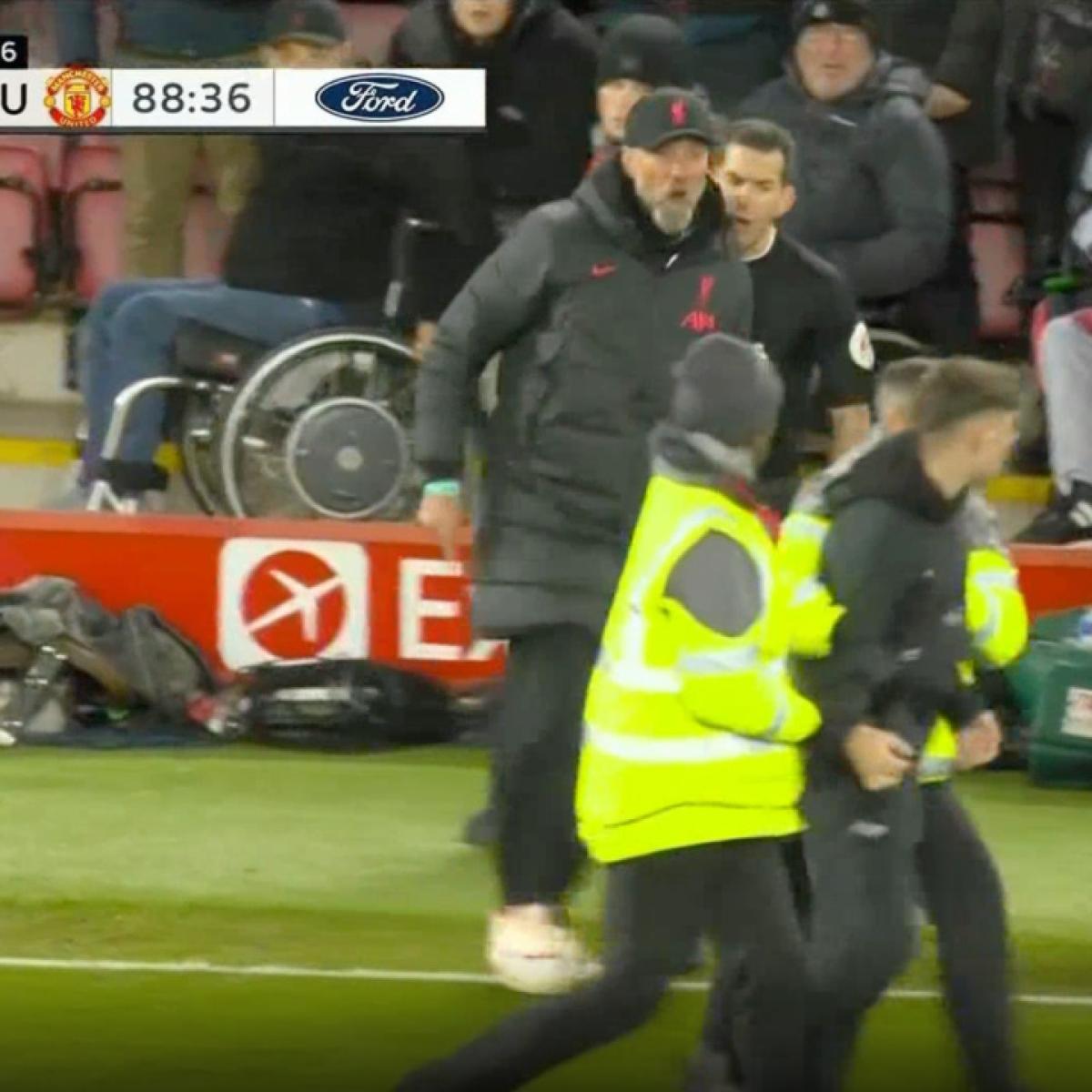 Klopp goes after pitch invader who took out Andy Robertson