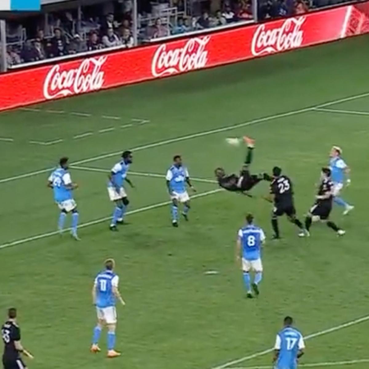 Christian Benteke bicycle kick