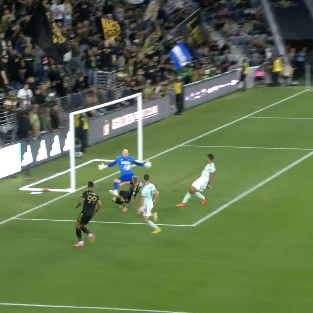 Brad Guzan vs LAFC