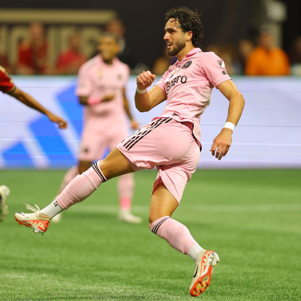 Leonardo Campana sombrero flick goal