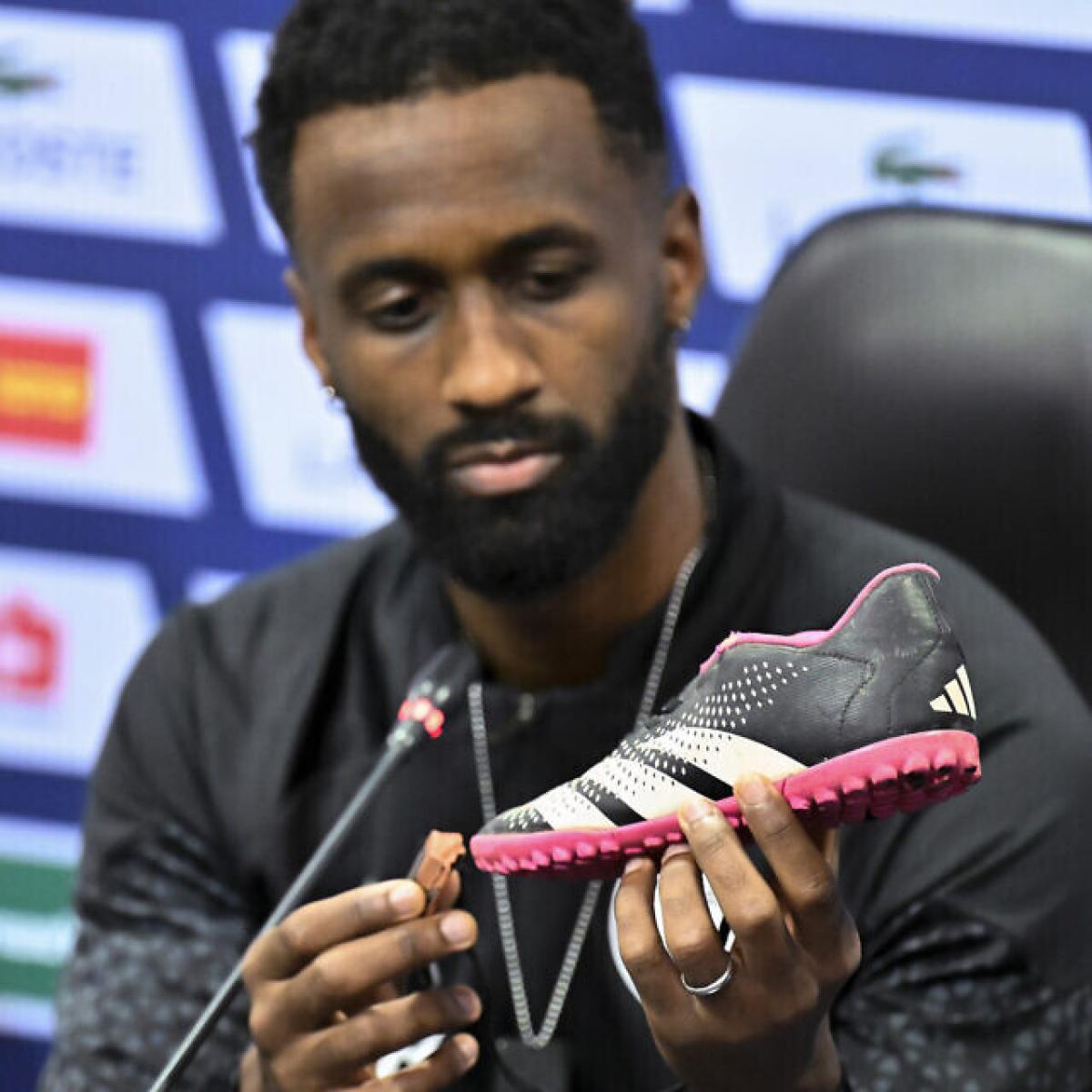 Israel captain shows shoe of kidnapped child