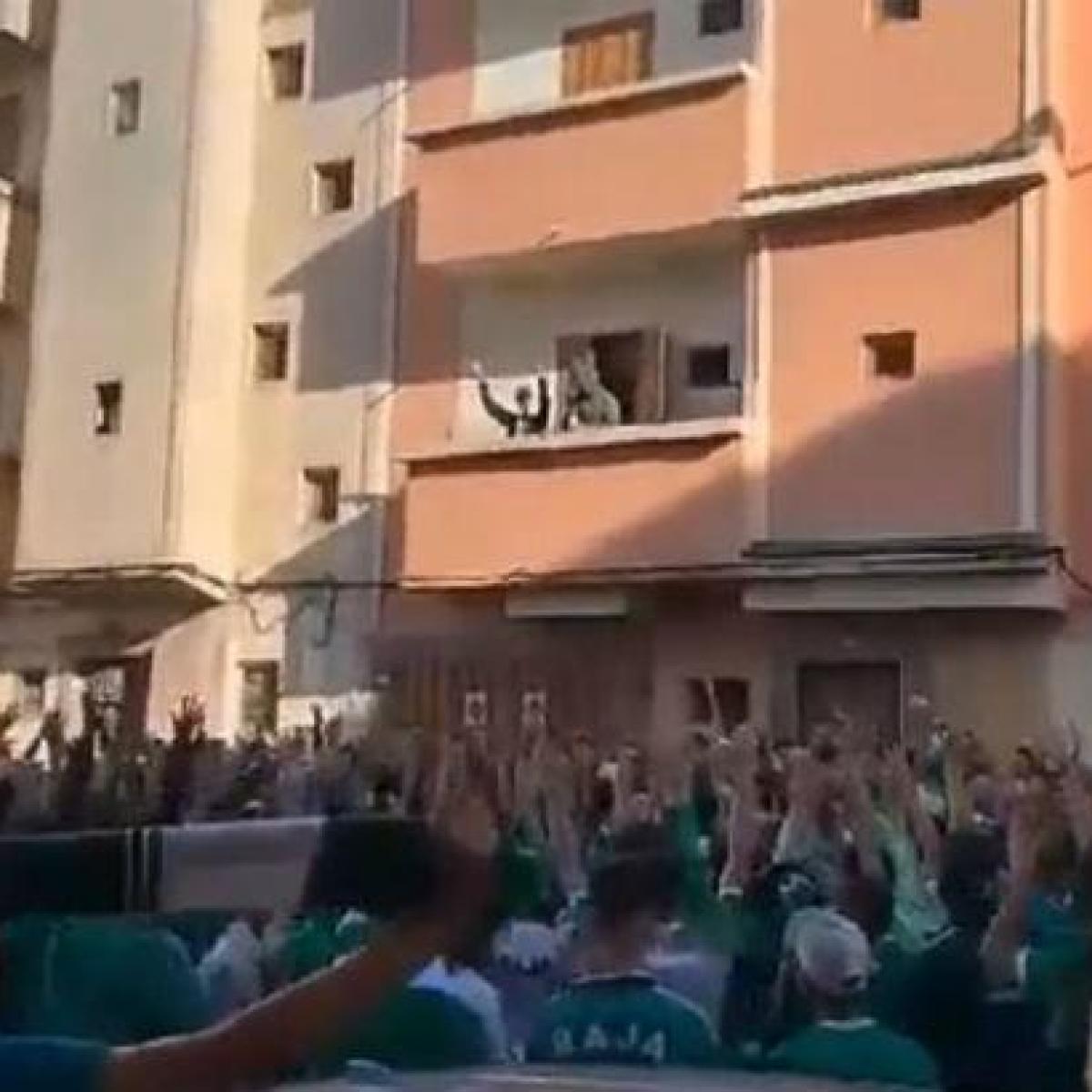Fans sing to cancer patient