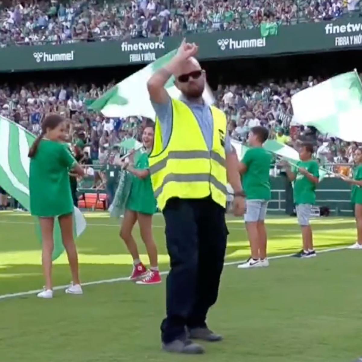 Seguridad del Betis bailando Despechá