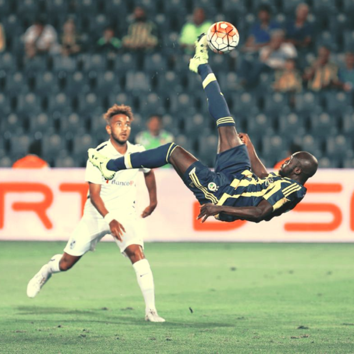 Moussa Sow Bicycle Kick