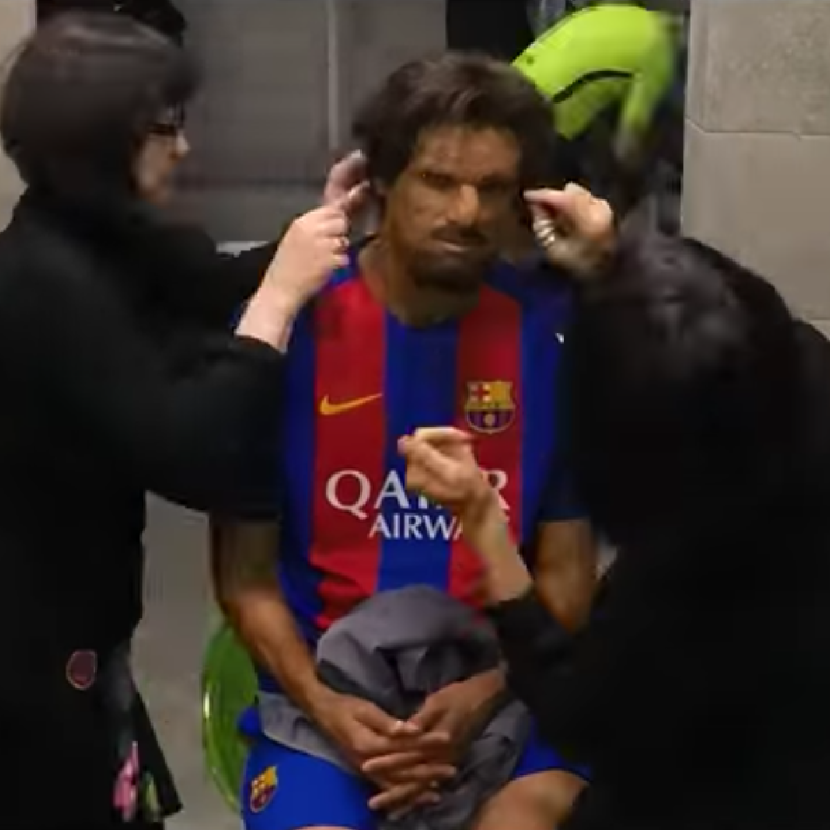 Rivaldo in disguise plays with Barcelona fans