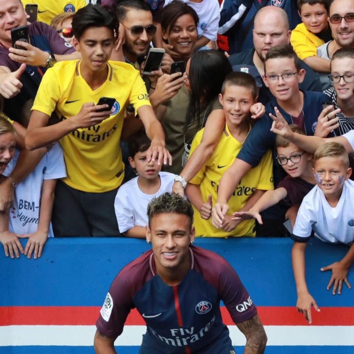 PSG Fans Welcome Neymar Jr