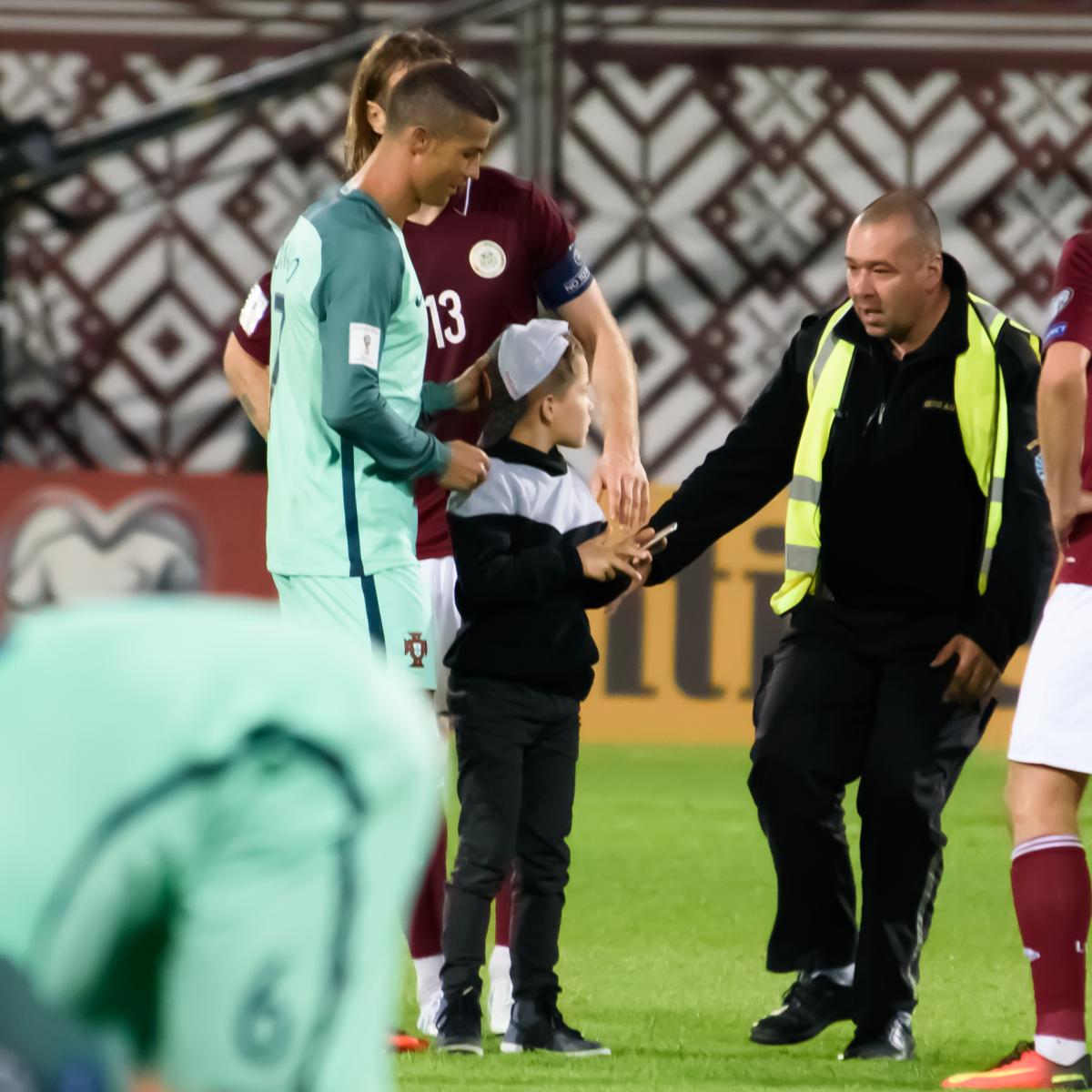 Kids Meeting Their Favorite Footballers 