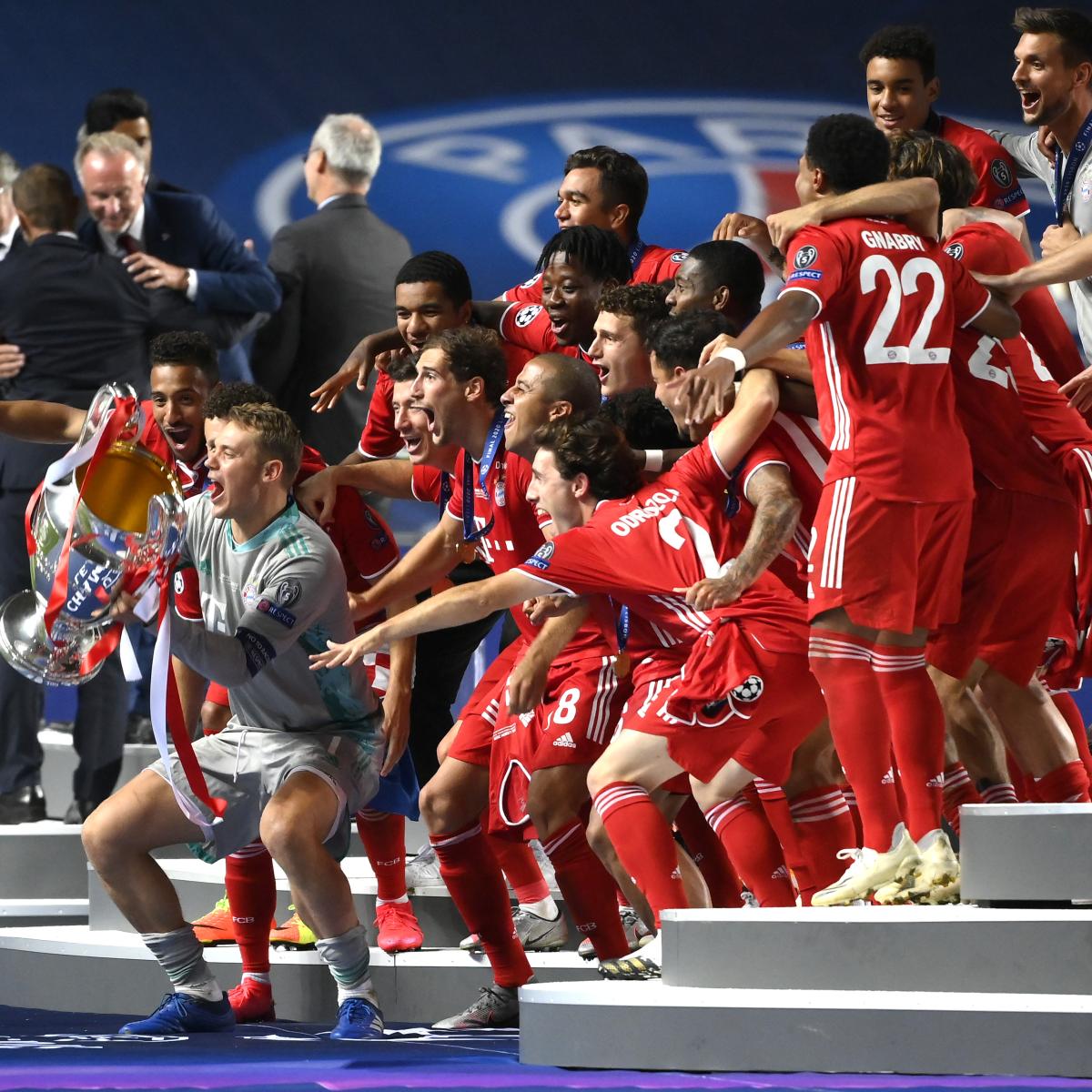Bayern holds up Champions League trophy