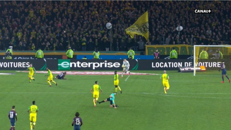 Ligue 1 referee kicks player