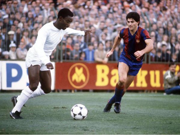 Laurie Cunningham playing for Real Madrid against Barcelona