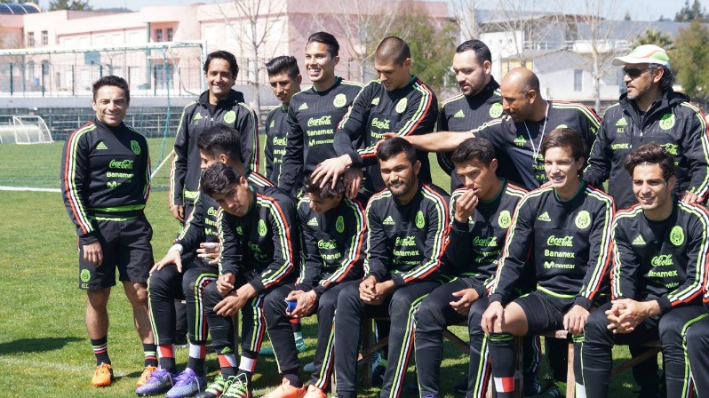 Mexico U-23 lines up for a team photo.