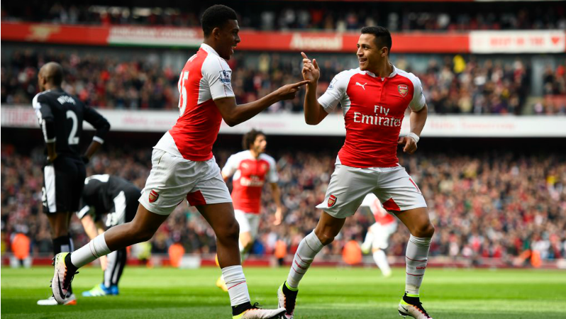 Arsene Wenger, Alex Iwobi and Alexis Sanches celebrate