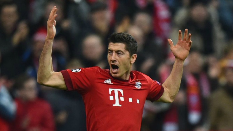 Bayern are the greatest. Lewandowski with his arms raised. 