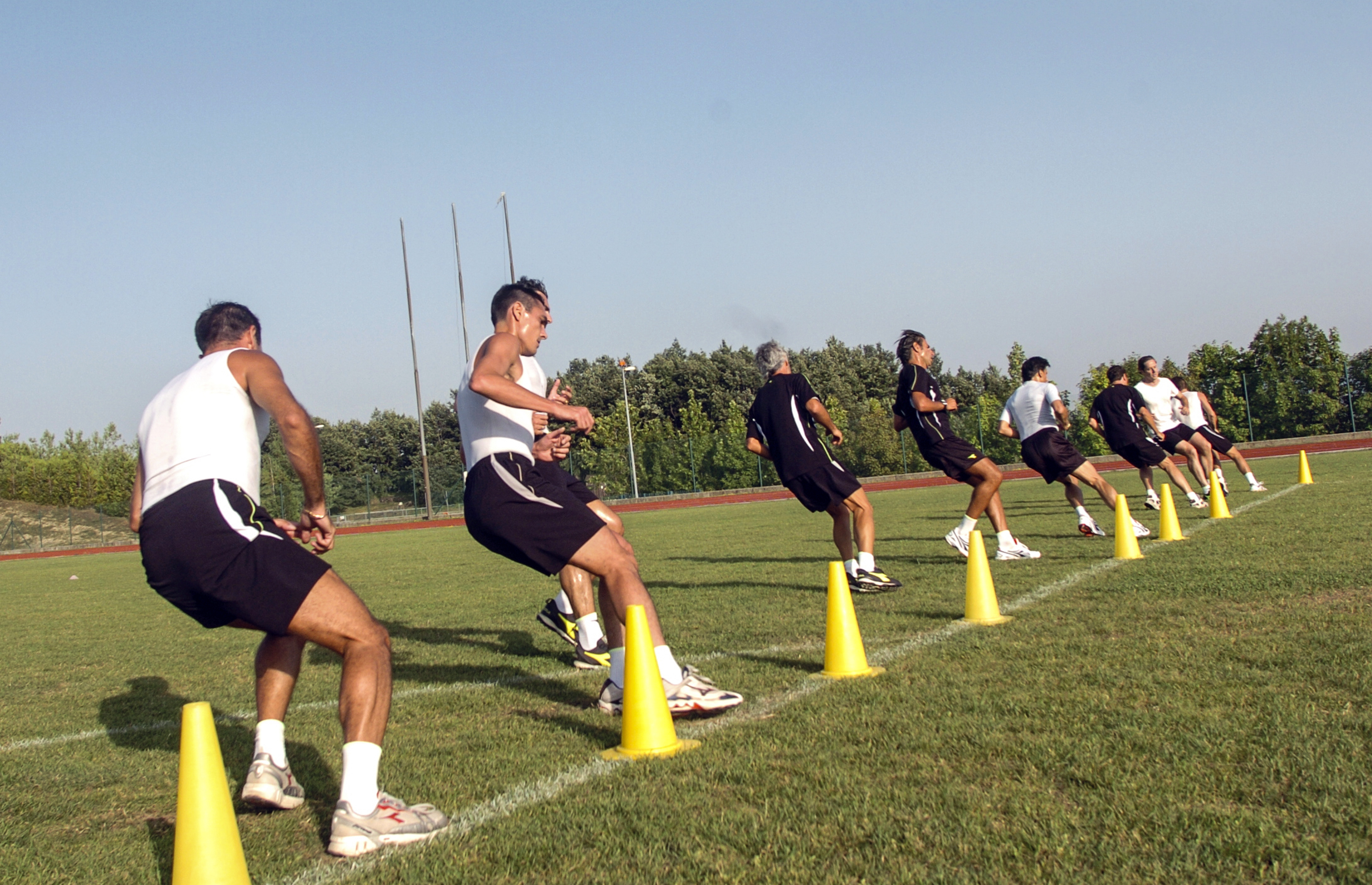 Football course. Футбол тренировка фото. Тренировка по футболу д. Жесткая тренировка по футболу. Футболисты в учебном классе.