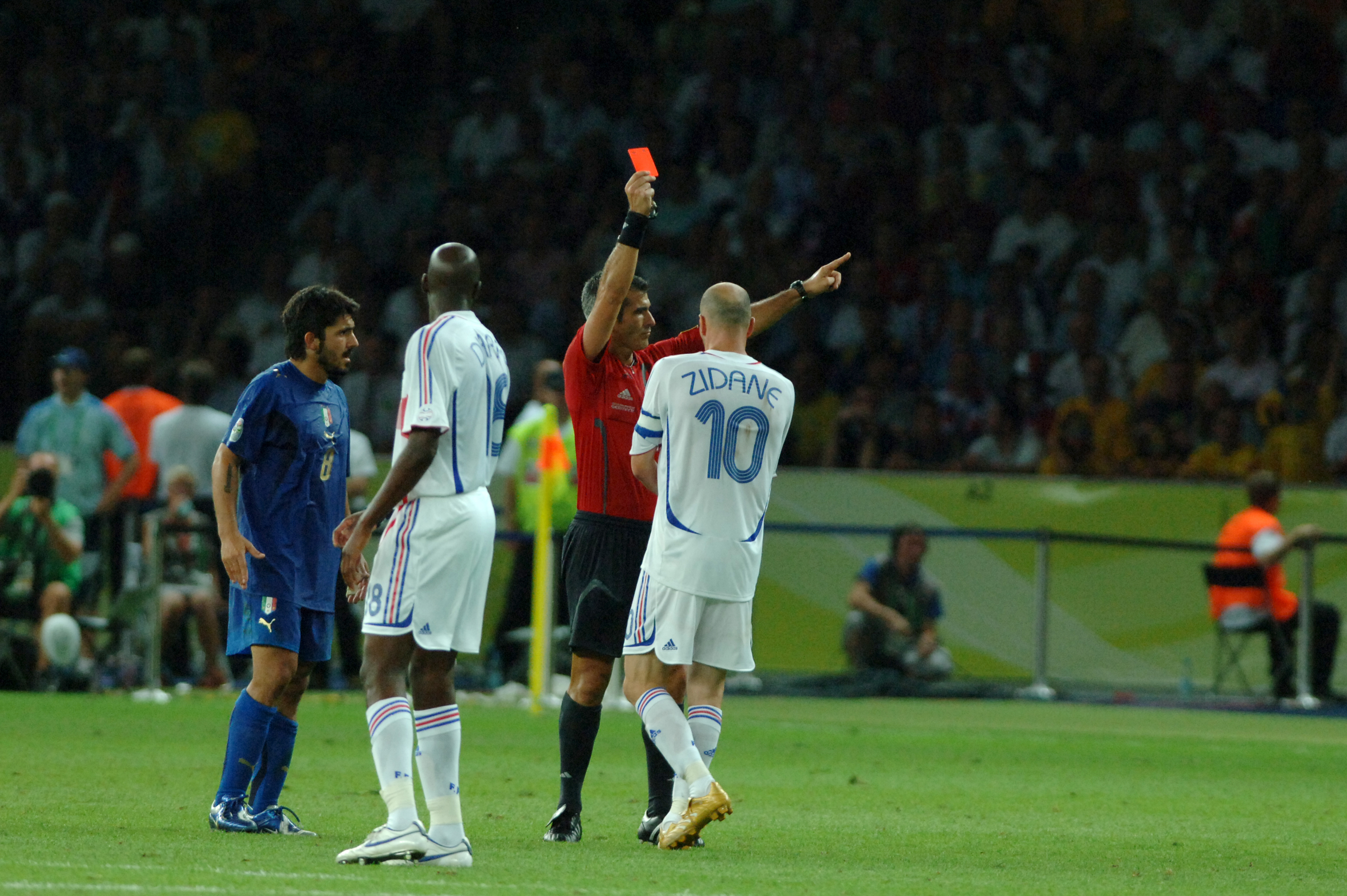 Италия 2006 финал. Зинедин Зидан 2006. Зидан финал ЧМ 2006. Zidane World Cup 2006 мимо Кубка. Орасио Элисондо.