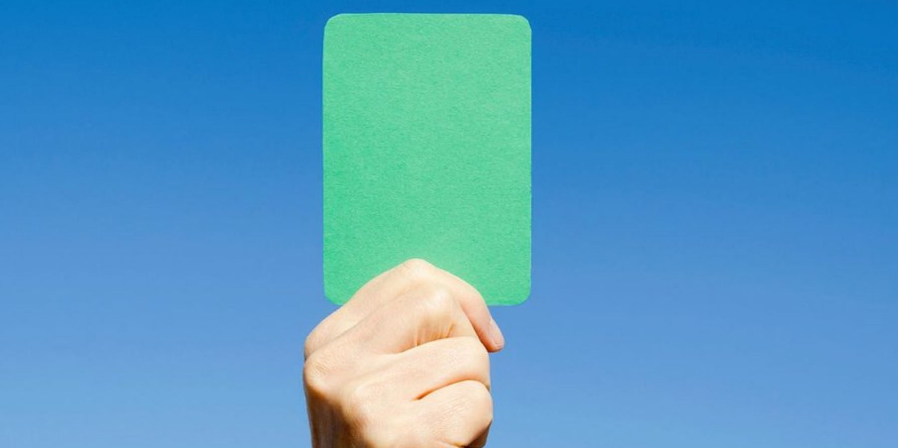 Желтая и зеленая карта. Зеленая карточка. Карточки зеленый желтый красный. Зеленая карточка и красная карточка. Зелёные и крвсные карточки.